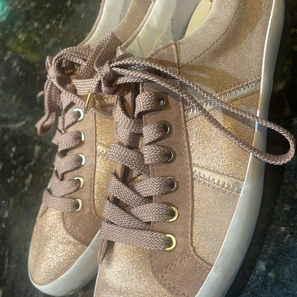 Sam Edelman Blush shimmery Sneakers! Size 8.5 - Picture 4 of 12
